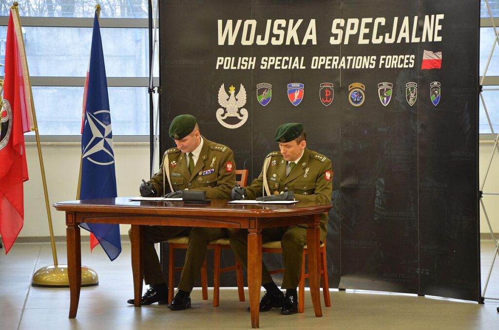 Płk Piotr Gomuła podczas uroczystości przekazania dowodzenia w Jednostce Wojskowej NIL