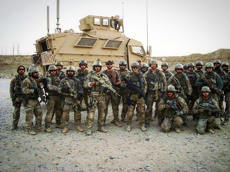 kmdr Dariusz Wichniarek - dowódca Jednostki Wojskowej FORMOZA w Afganistanie ze swoimi żołnierzami