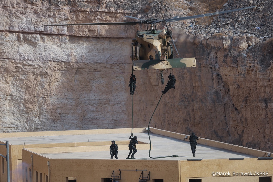 Prezydent Andrzej Duda wraz z Królem Jordańskiego Królestwa Haszymidzkiego Abdullahem II ibn Al Husseinem obserwowali ćwiczenia polskich i jordańskich sił specjalnych w Centrum Szkoleniowym Wojsk Specjalnych im. Króla Abdullaha II (KASOTC).