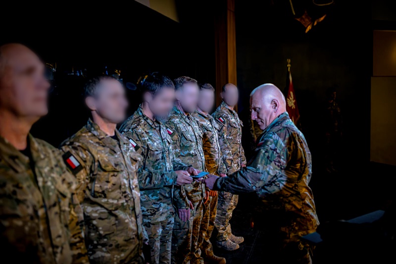 Wręczenie znaku "Nurek Wojsk Specjalnych" przez generała Drumowicza