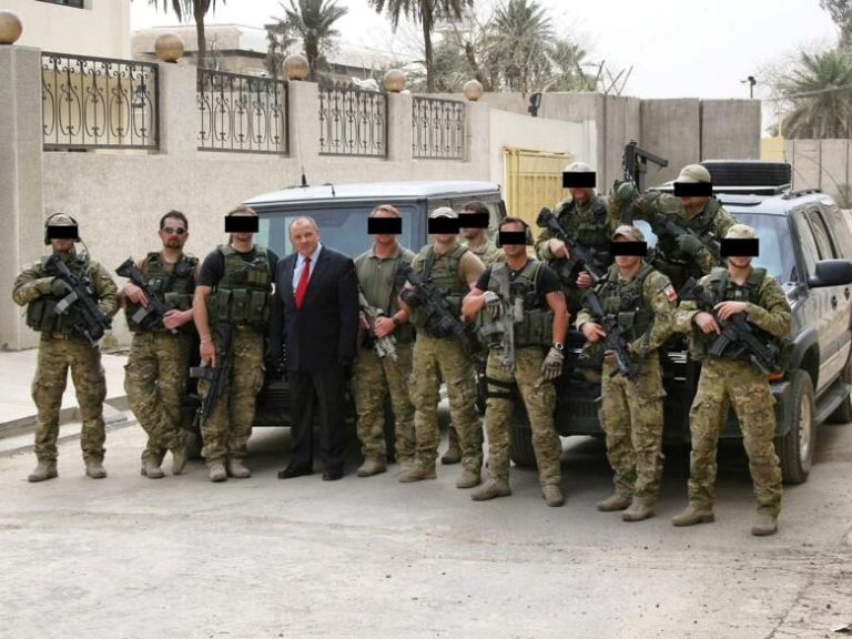 Ambasador Polski w Iraku, generał Pietrzyk wraz z ochroną z Jednostki Wojskowej GROM