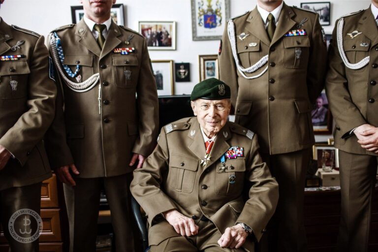 Generał dywizji Janusz Brochwicz Lewiński, pseudonim Gryf- żołnierz Batalionu Parasol z żołnierzami Jednostki Wojskowej Komandosów. Fot. Michał Szlaga