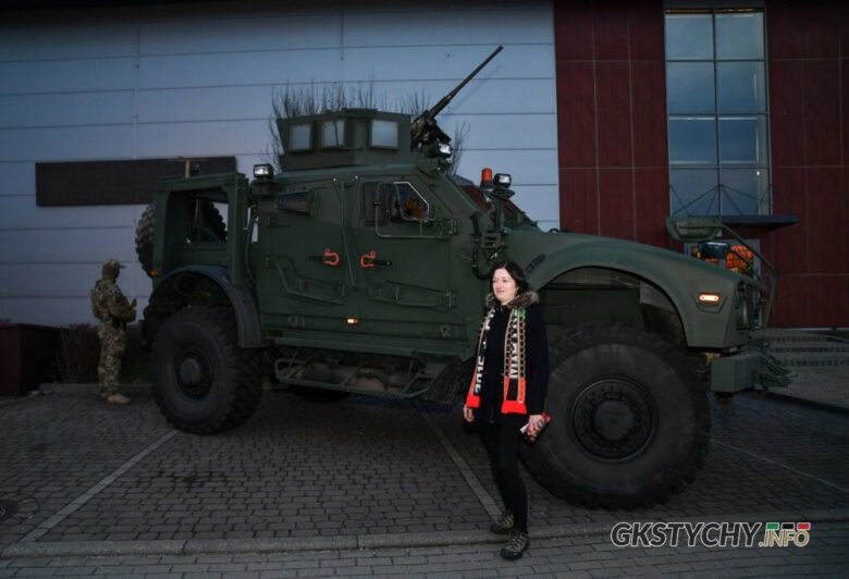 Zobacz, jak komandosi z JW AGAT i JWK promowali służbę wojskową podczas meczu hokeja w Tychach. Pokazy sprzętu M-ATV i HMMWV na Stadionie Zimowym. Sprawdź relację!