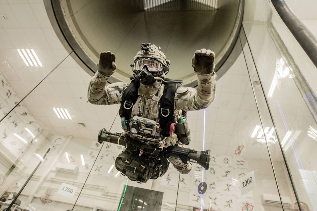 Jednostka Wojskowa Komandosów w tunelu aerodynamicznym
