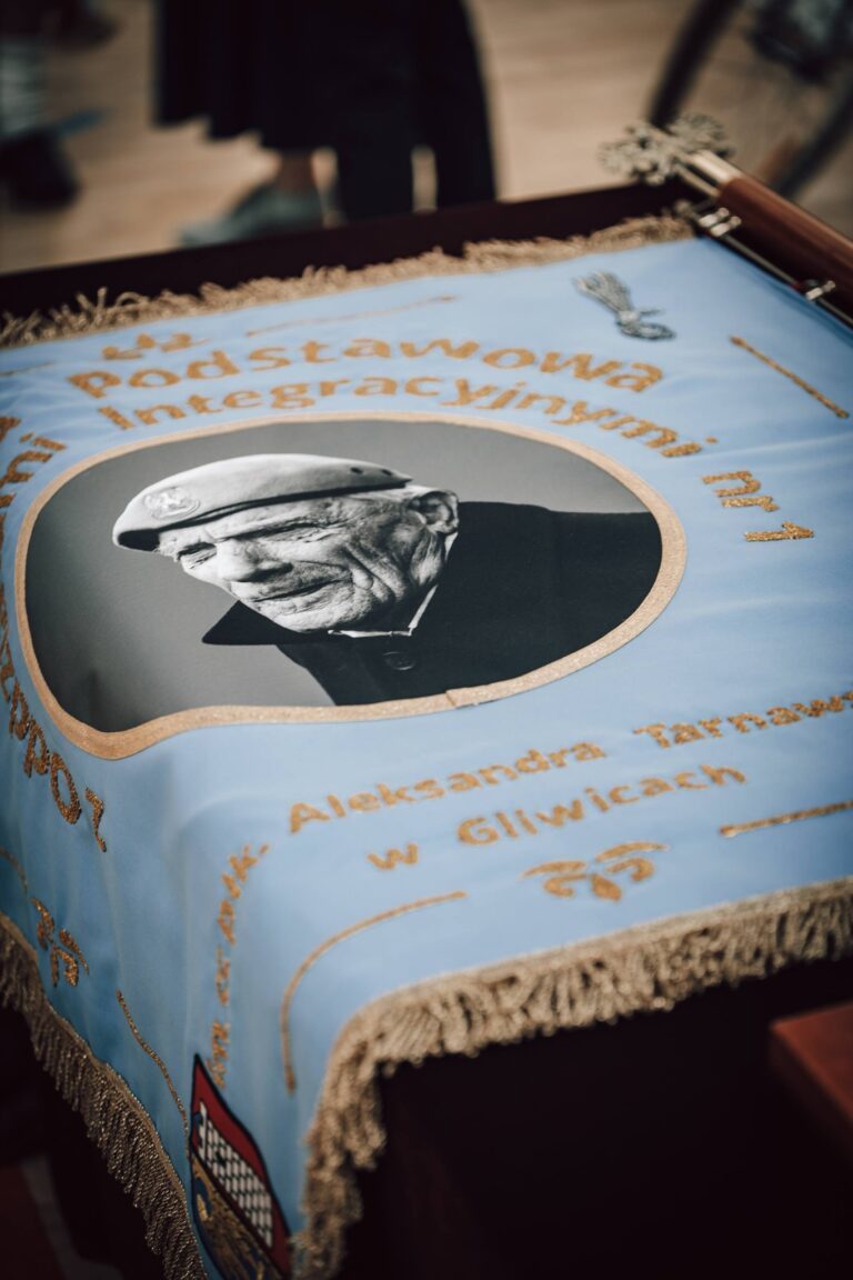 Szkoła w Gliwicach nosi imię płk. Aleksandra Tarnawskiego. Uroczystość w 82. rocznicę zrzutu ostatniego Cichociemnego